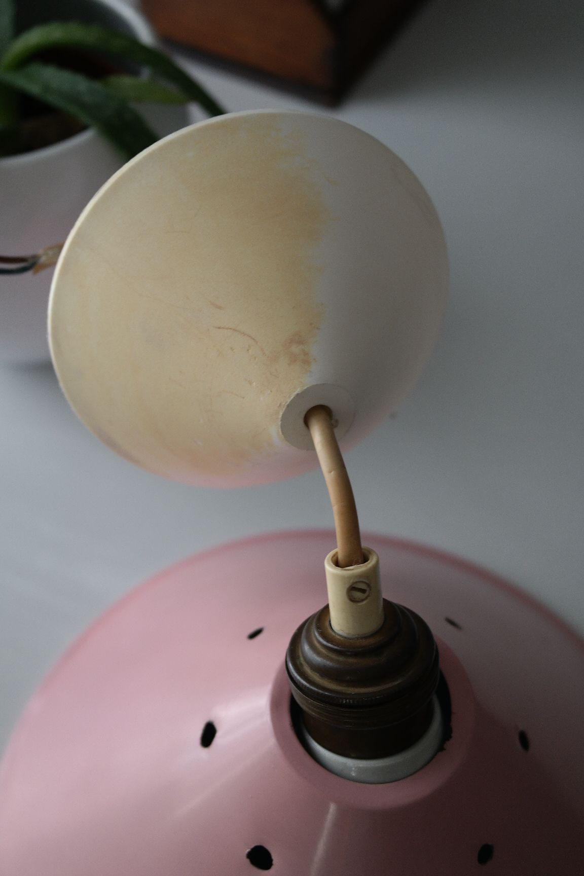 Suspension tôle emaillée rose vintage