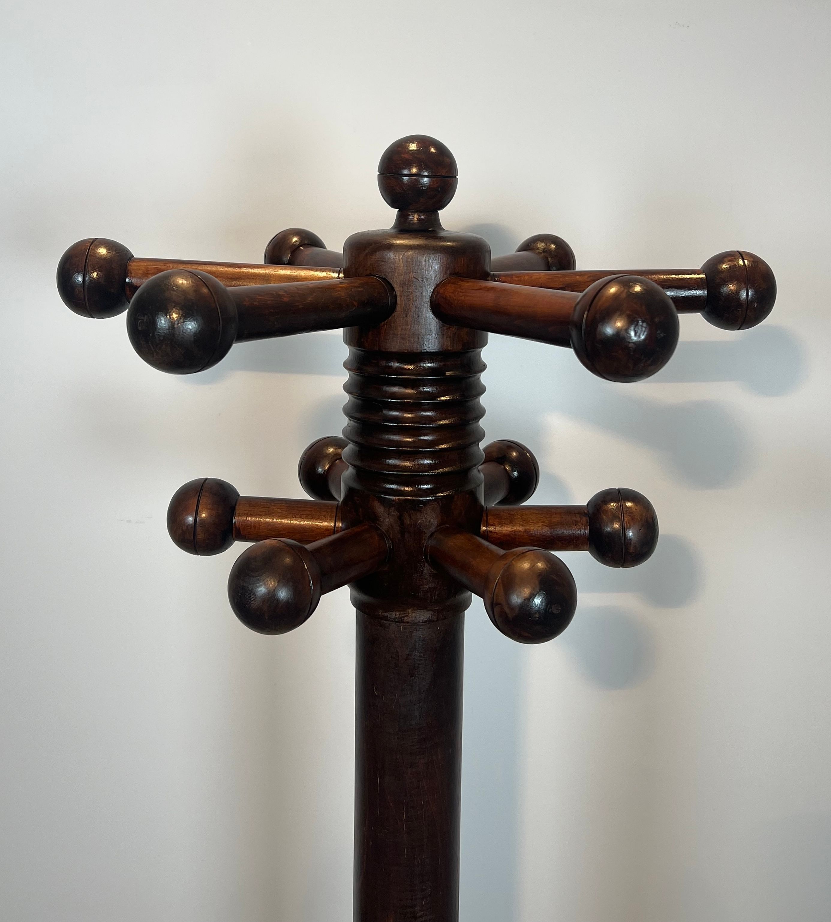 Portemanteau brutaliste en chêne sculpté de Charles Dudouyt