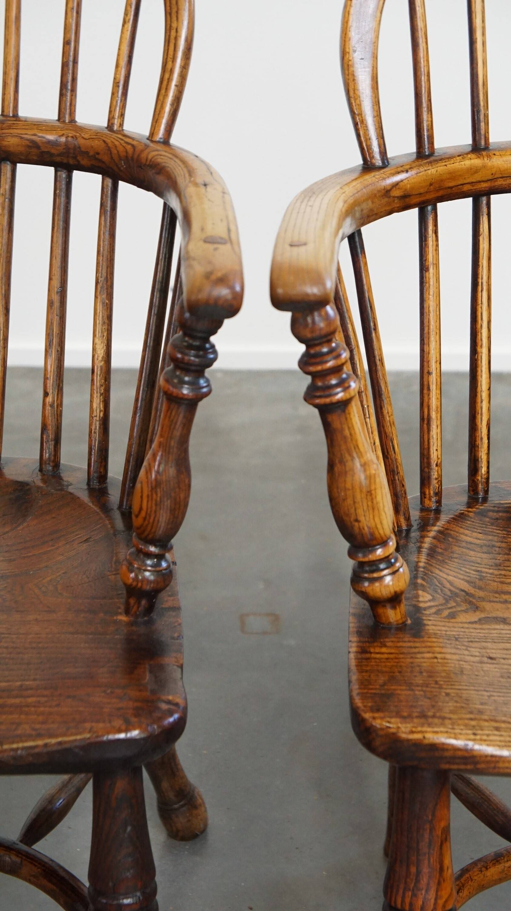 Set of 2 beautiful antique 18th-century English lowback Windsor dining chairs