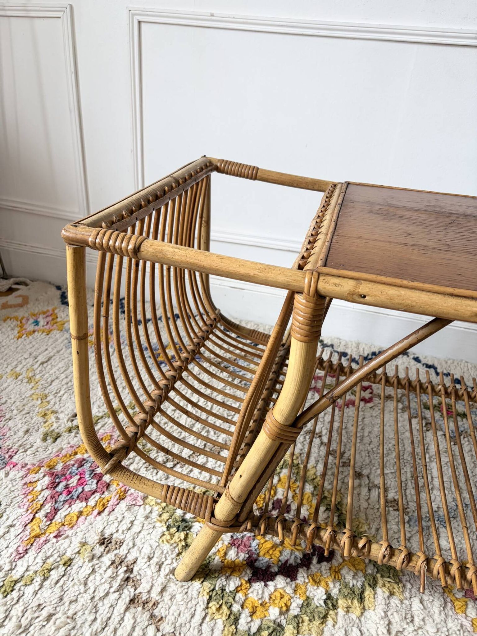 Table basse porte revues en rotin vintage