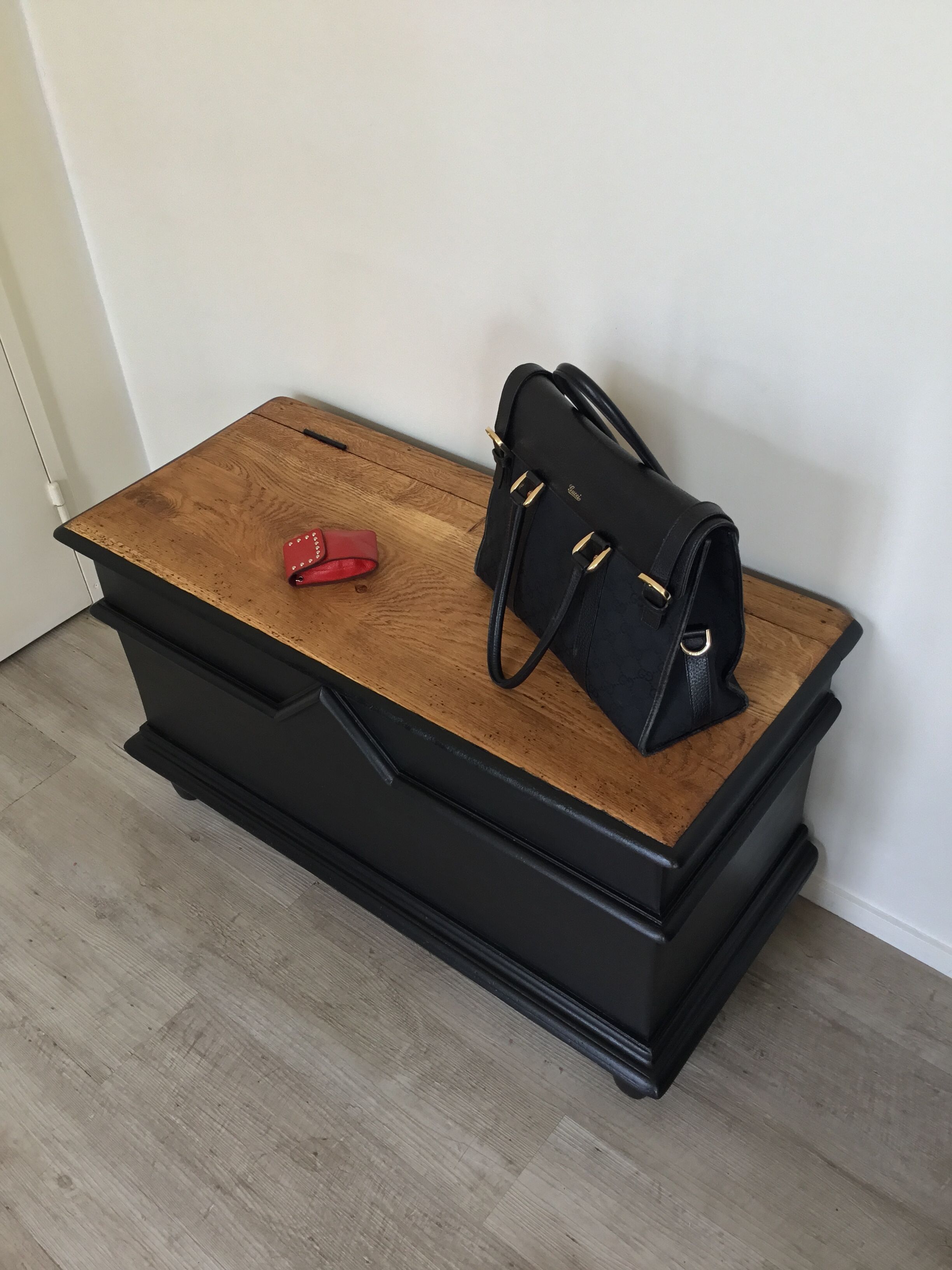 Chest in oak