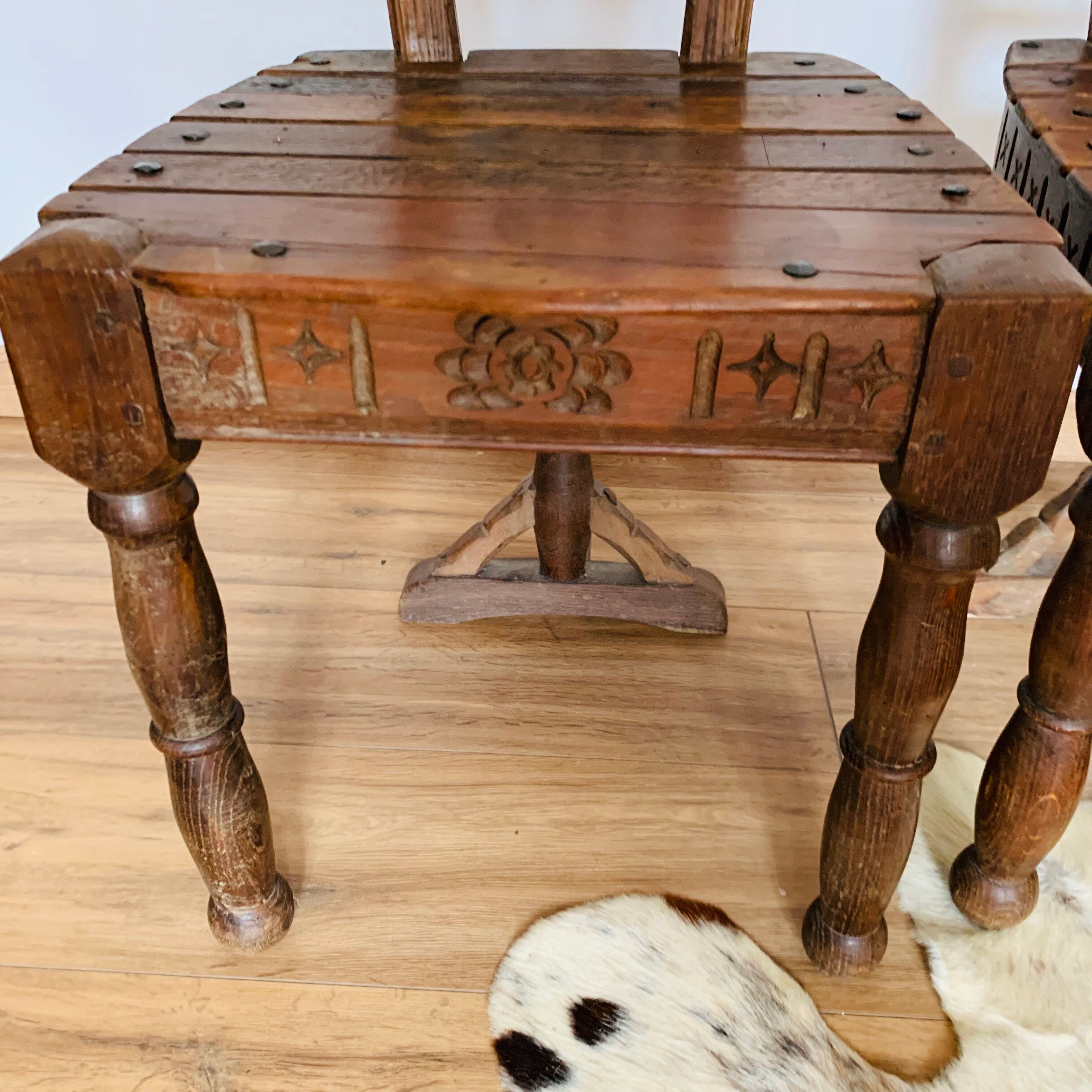 Ensemble de 5 chaises en bois, travail artisanal