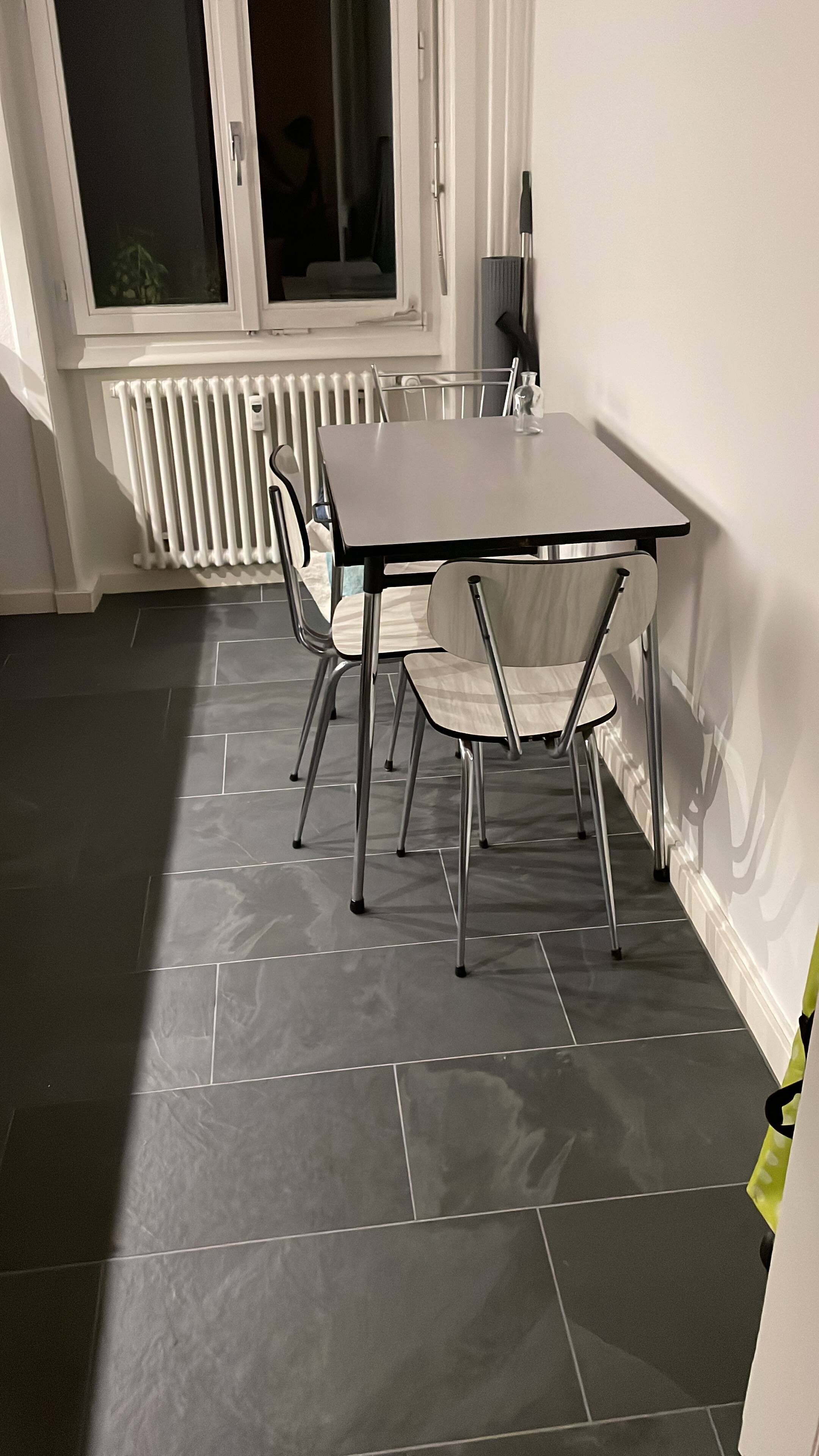 Table formica grise et ses 3 chaises