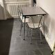 Table formica grise et ses 3 chaises