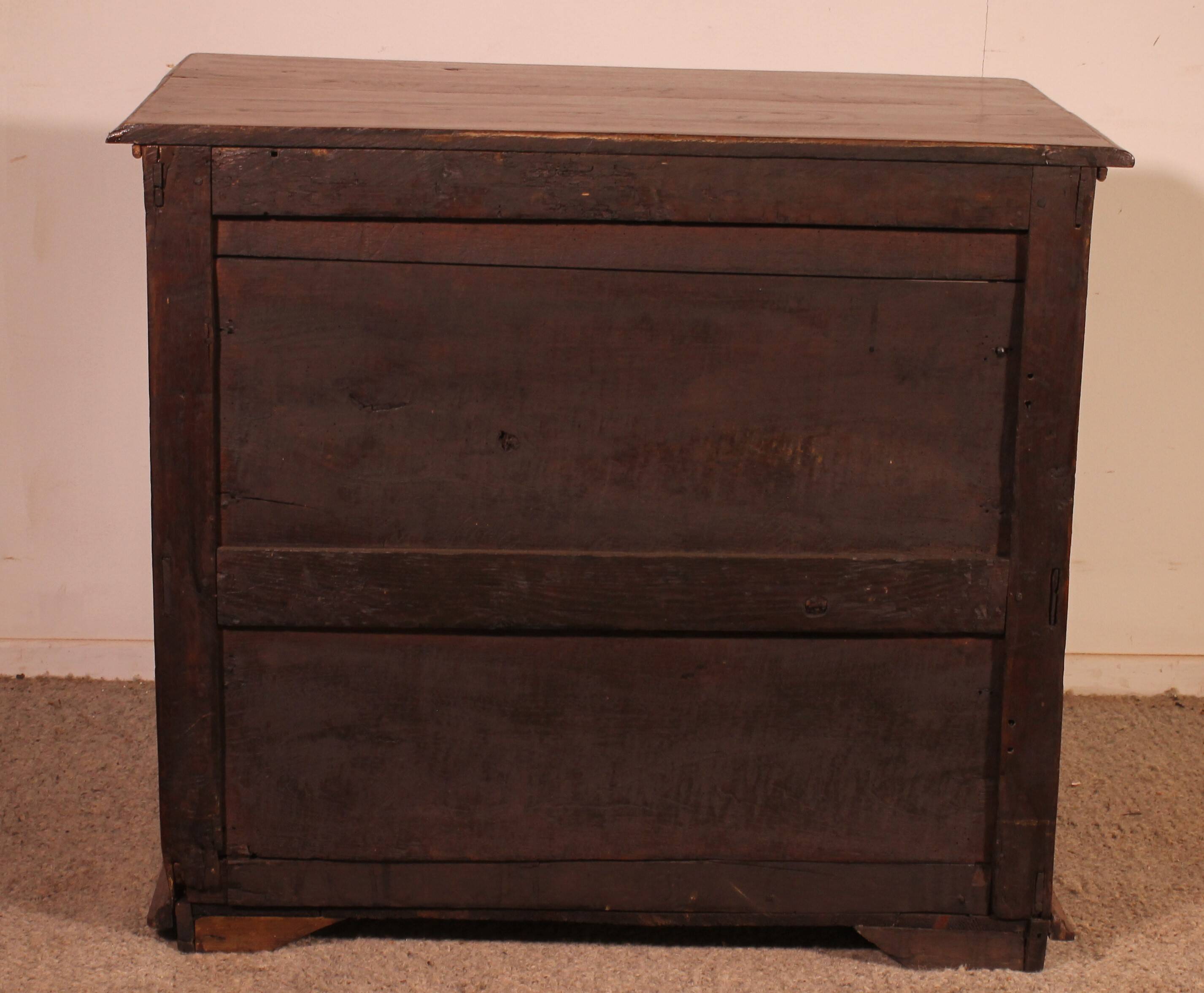 English oak chest of drawers, early 18th century