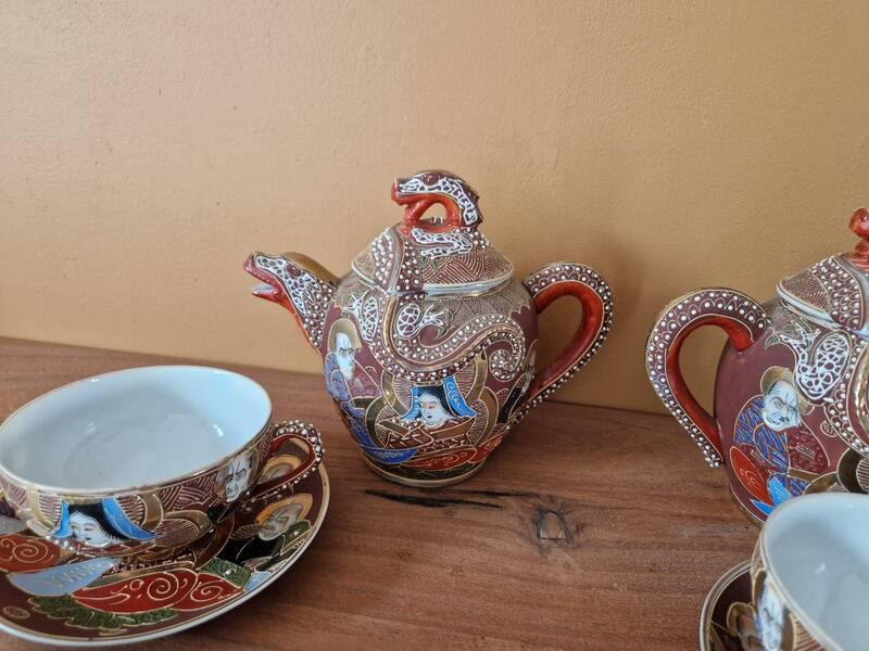 Beautiful Dainan porcelain tea/coffee service - Polychrome porcelain with relief decoration of dragons