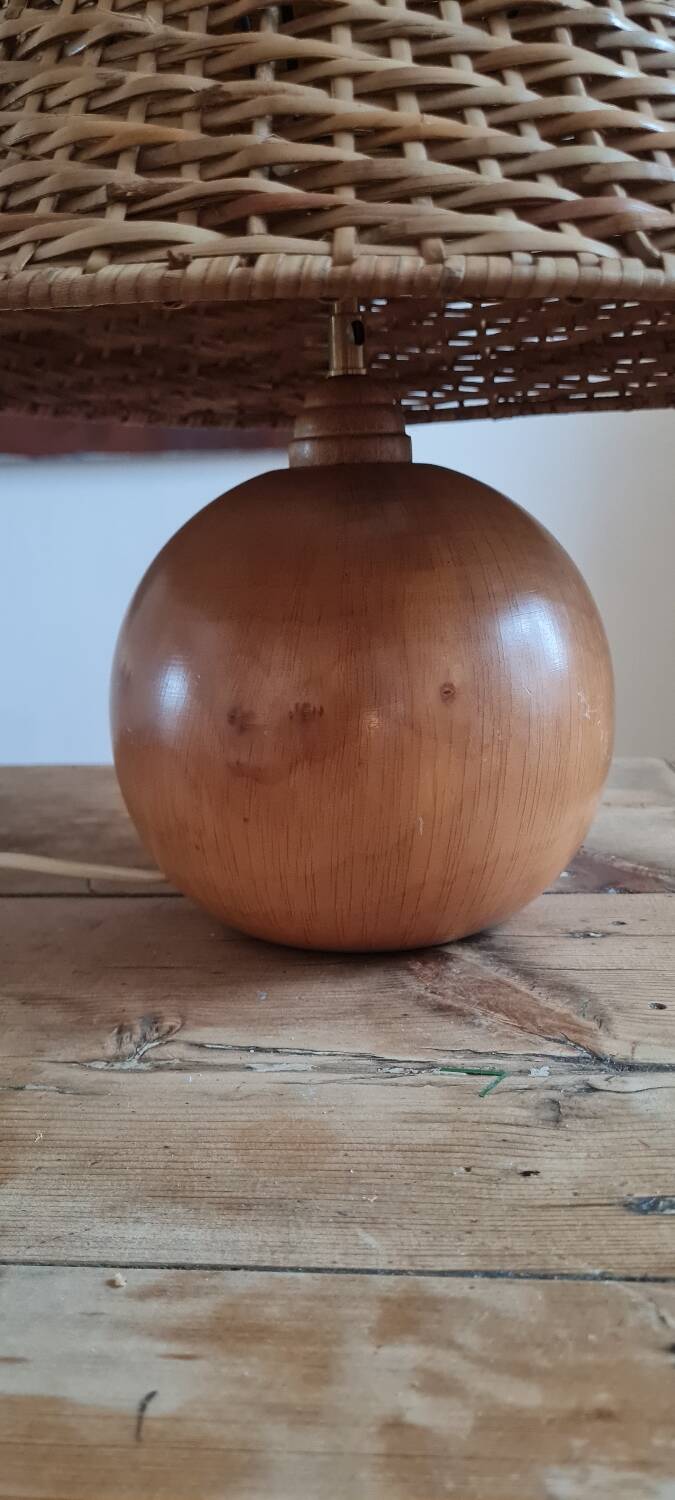 Ball lamp in walnut wood and wicker