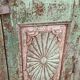 Armoire vitrée patinée verte