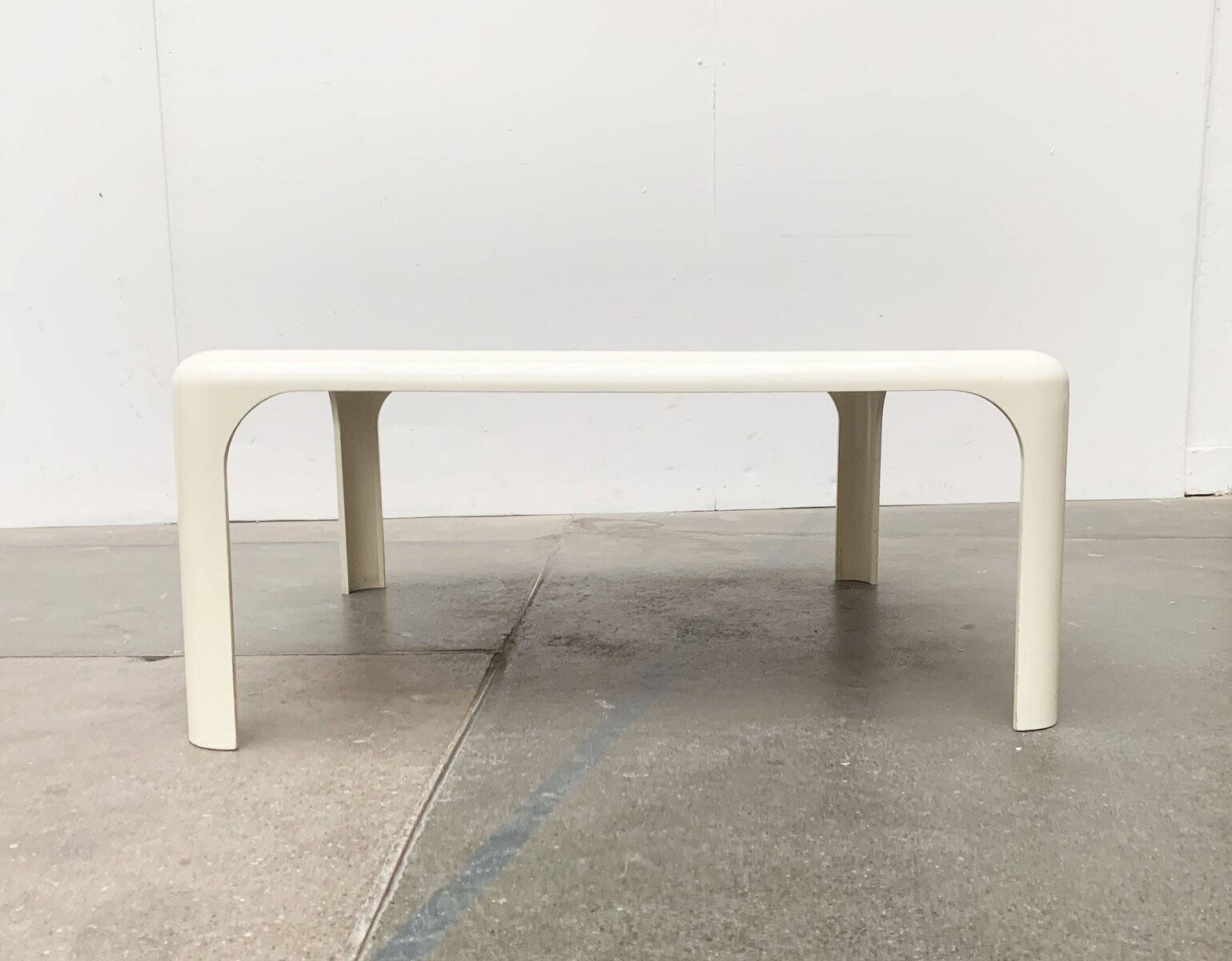 Demetrio lounge coffee table from the Italian space age of the mid-century by Vico Magistretti for Artemide.