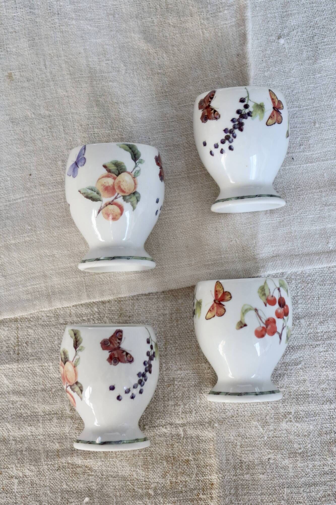 Paire de coquetiers anciens en porcelaine