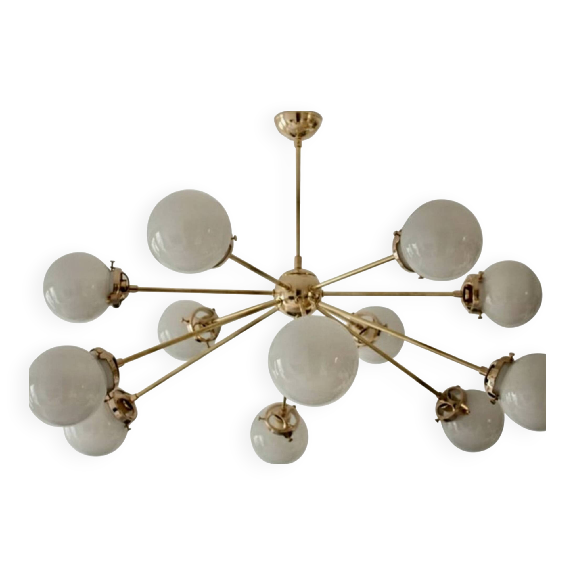 Lampadario Sputnik in ottone con 12 sfere opaline