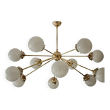 Lampadario Sputnik in ottone con 12 sfere opaline