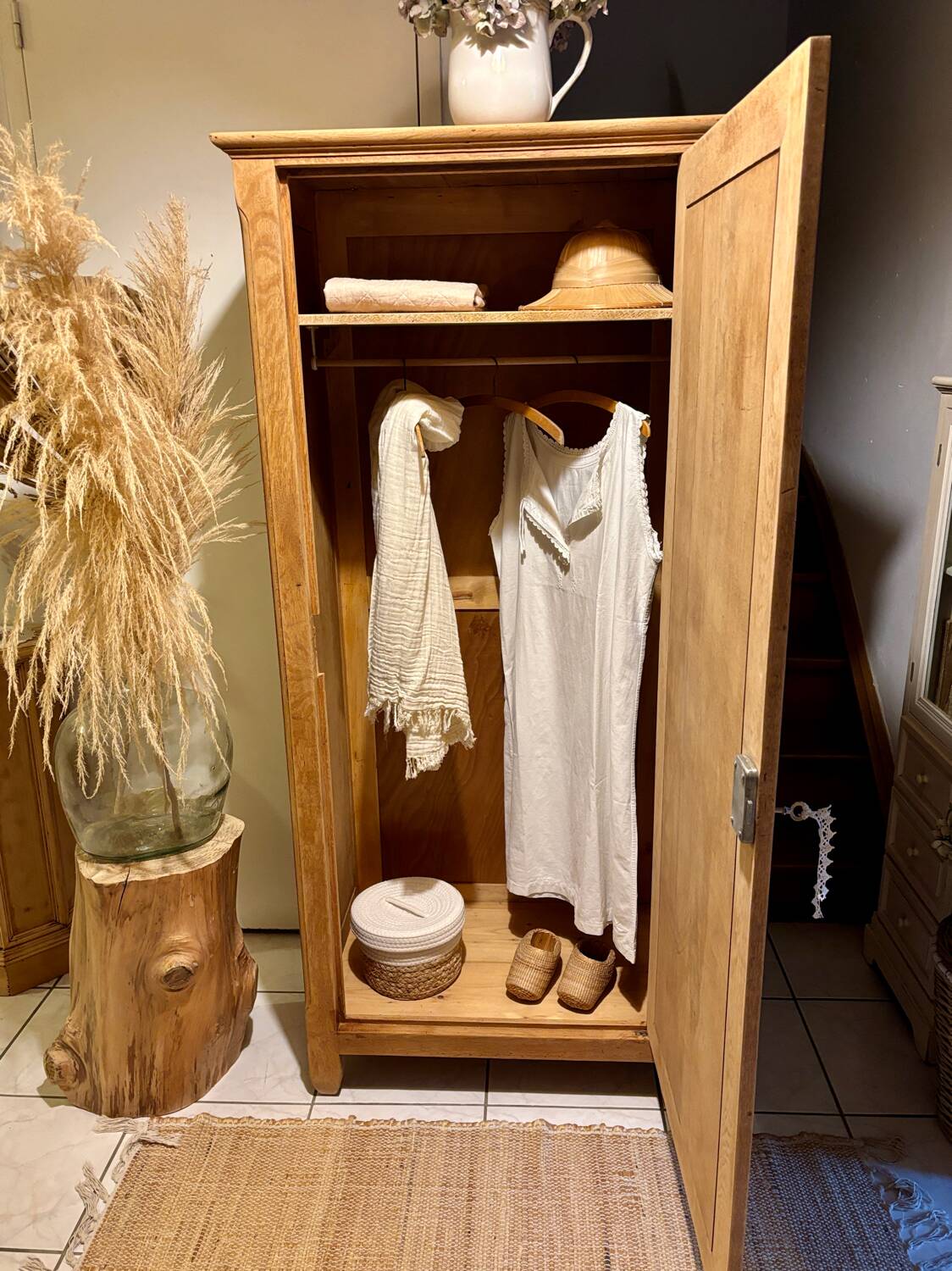 Armoire parisien en bois brut