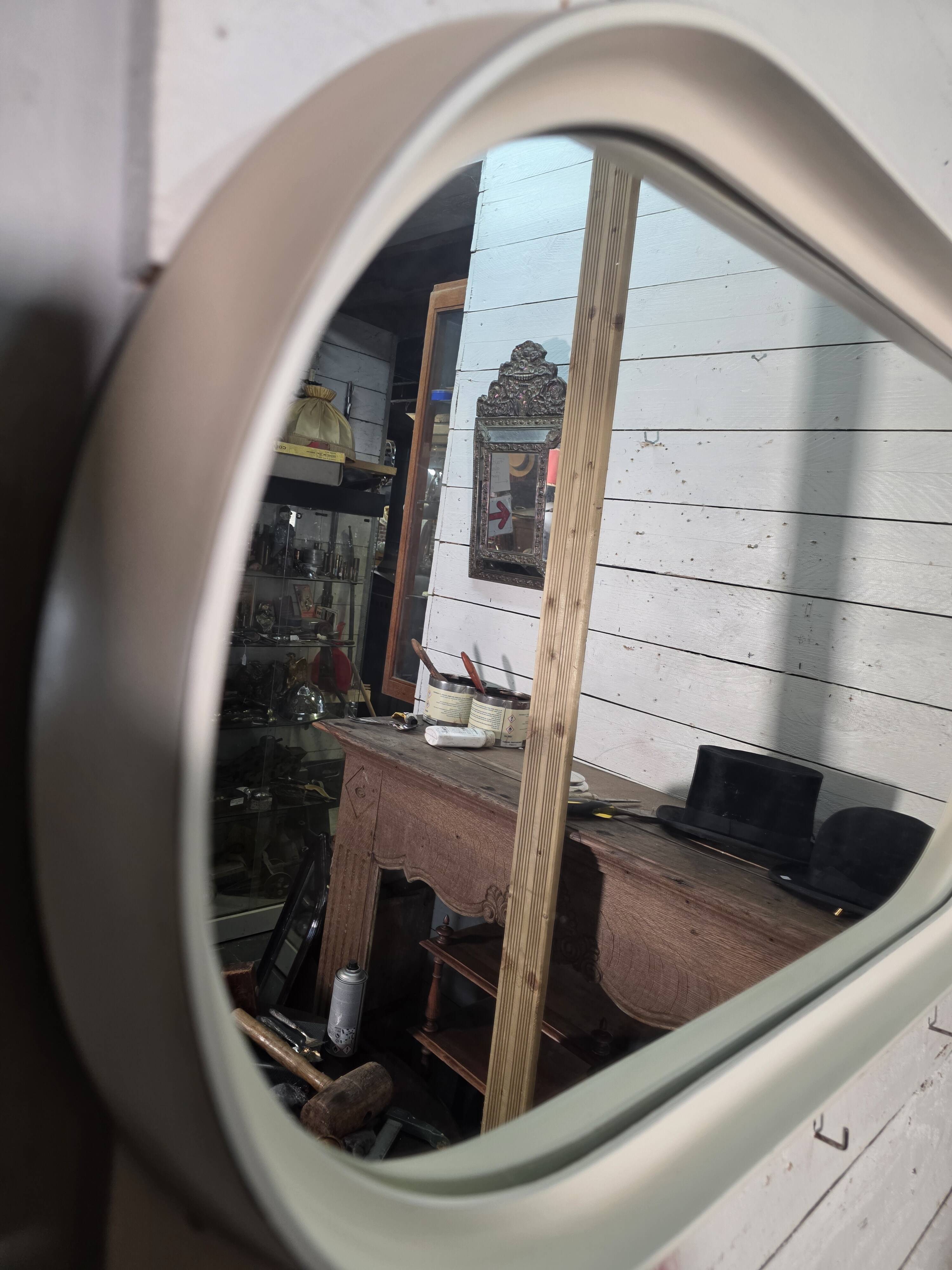 Oval mirror in white lacquer from the 1970s.