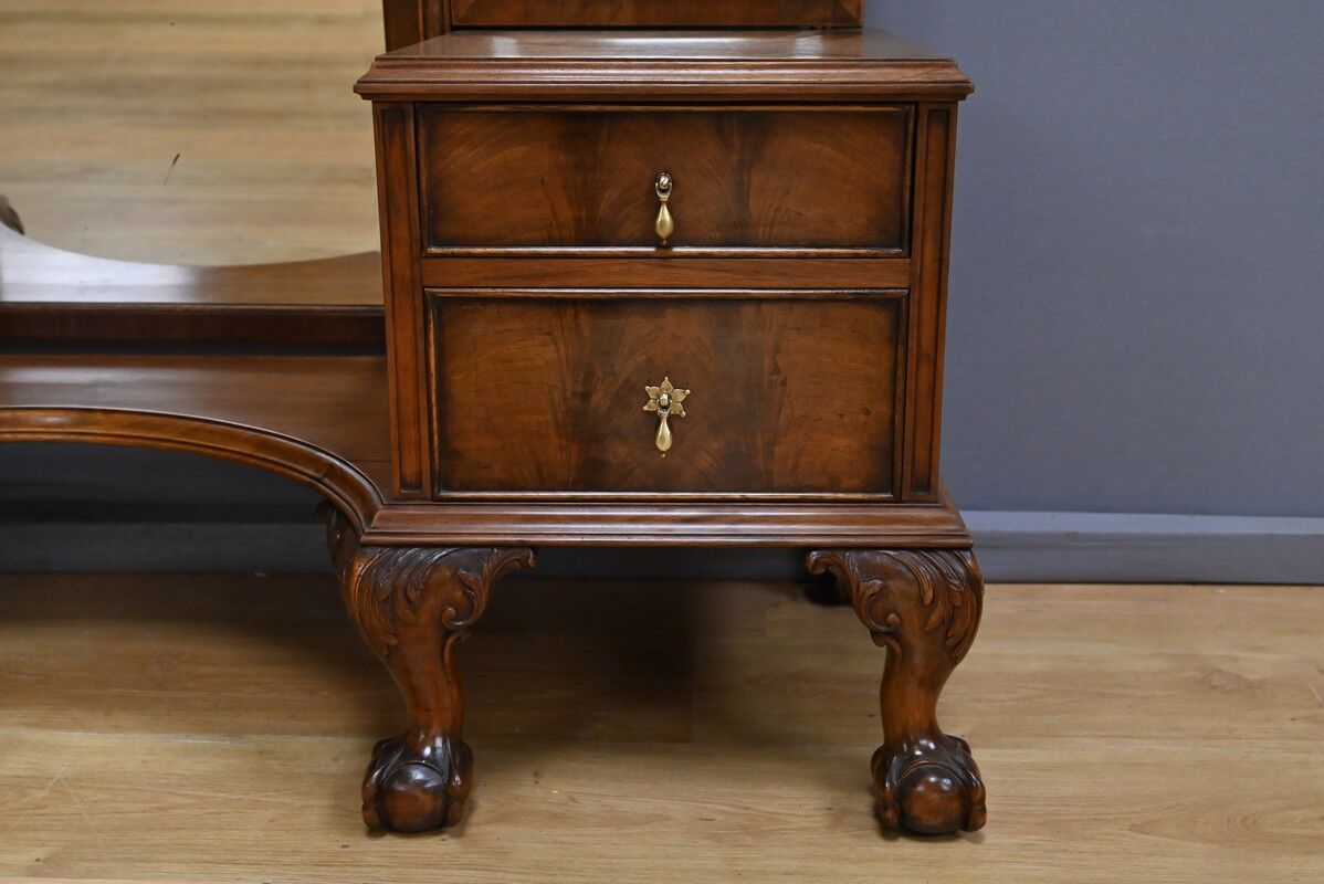 Walnut dressing table, Chippendale style, England – 1930