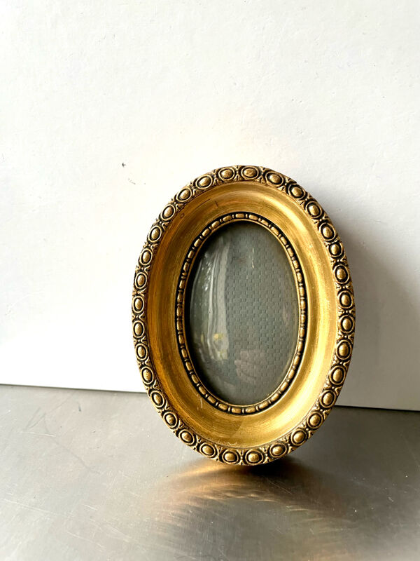 Cadre ovale antique mesures bois doré 13 cm x 9.5 Verre convexe