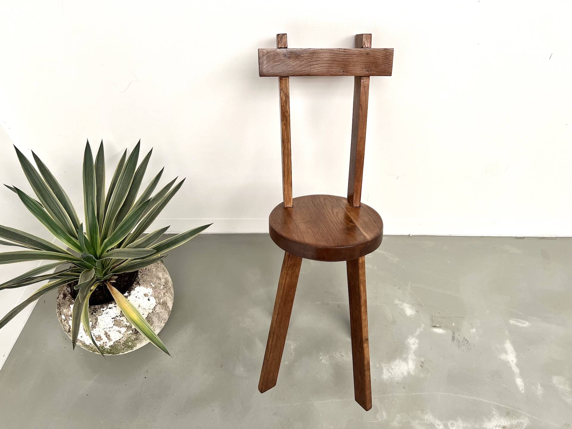 Brutalist chair in solid oak, 1900