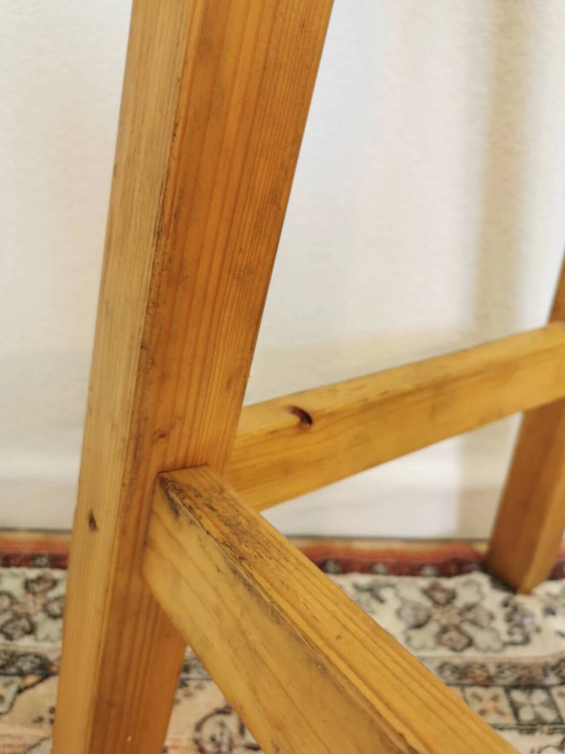 Tabouret de bar vintage en bois : assise en cuir noir, style bistrot des années 50