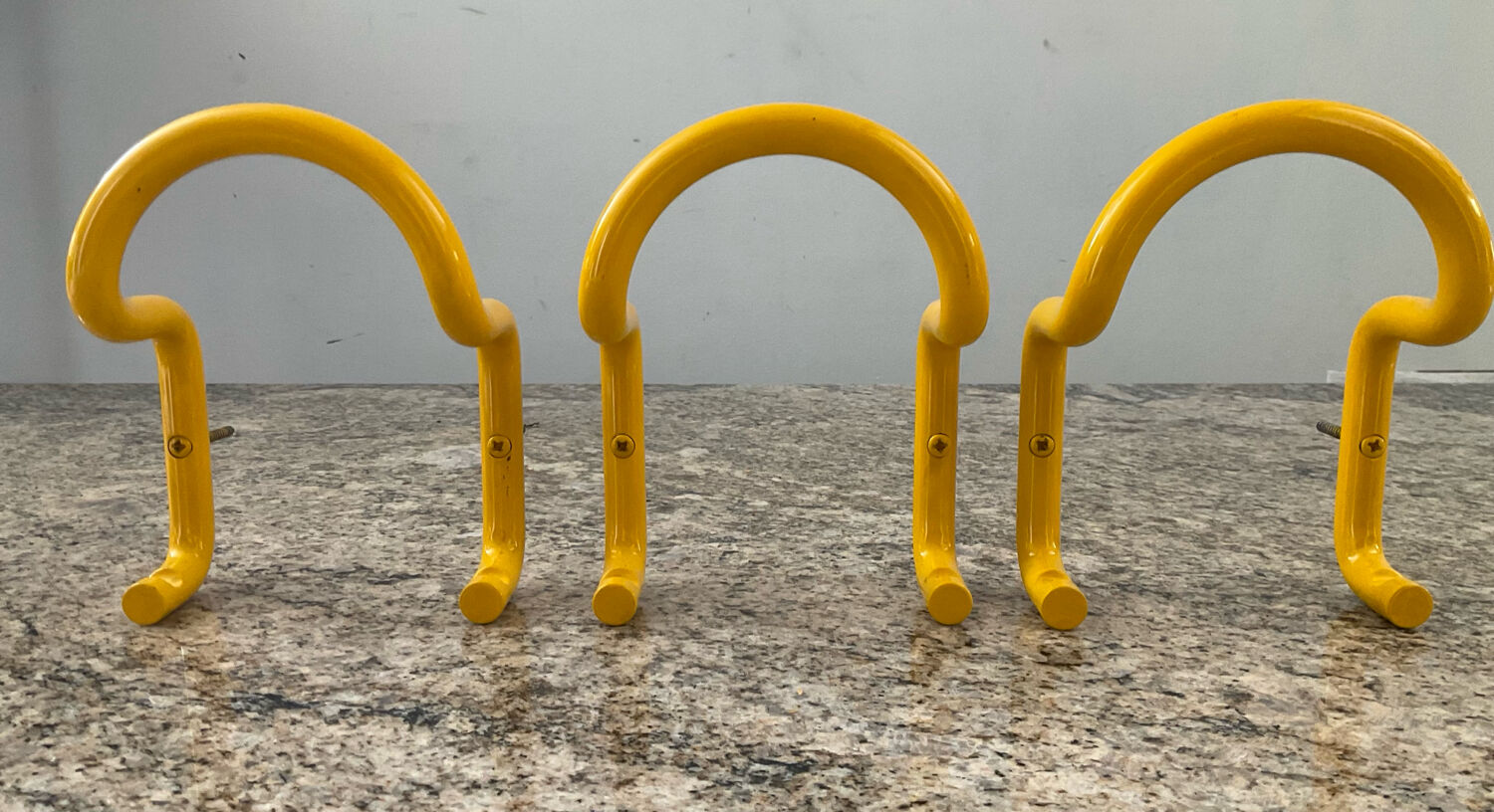 Série de 3 patères « Taka » par Cesar Rota Nodari Acerbis