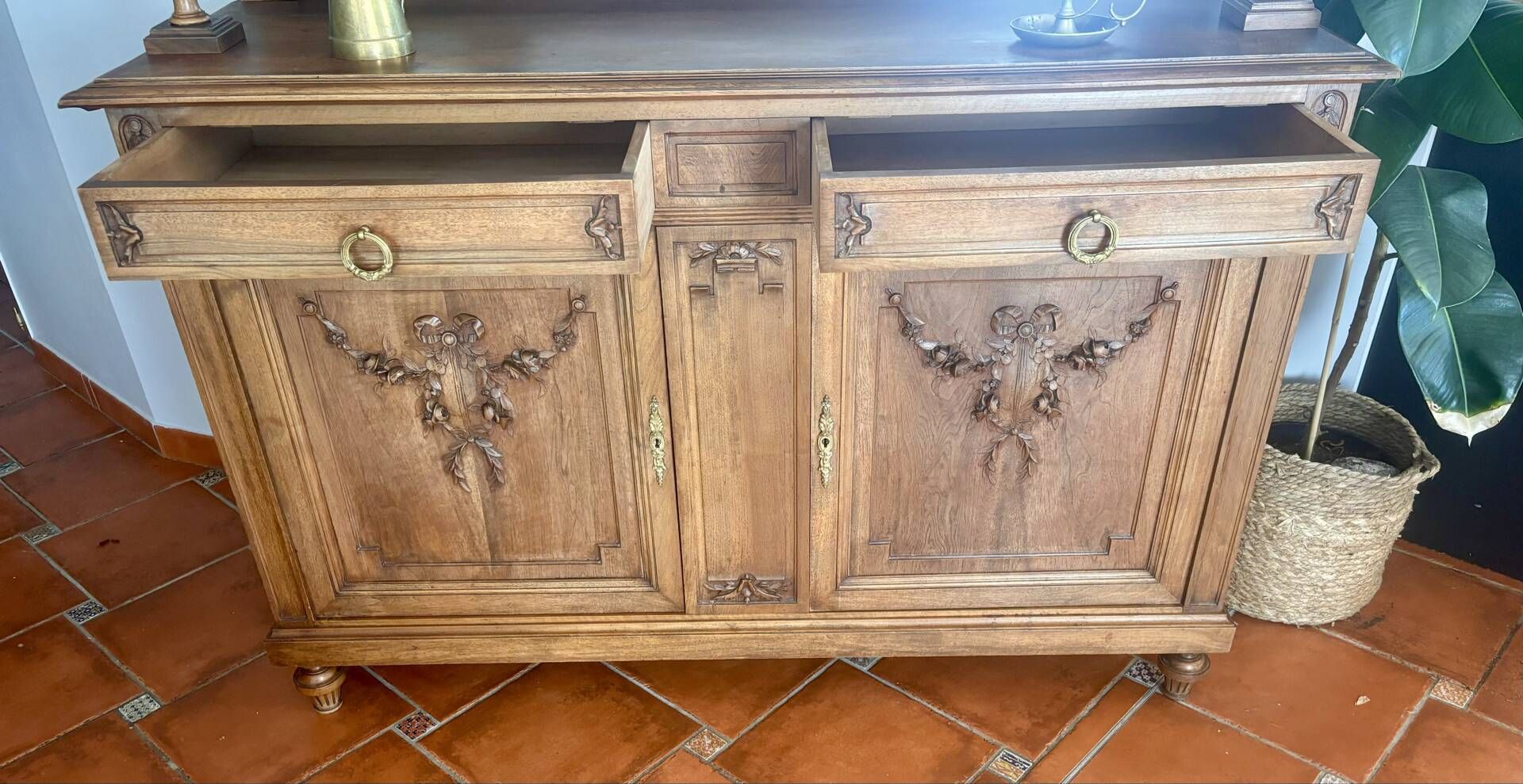 Buffet deux corps en style Louis XVI en chêne sculpté avec miroir – Born
