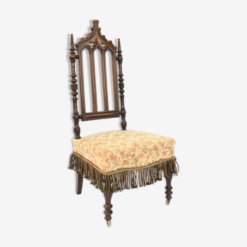 Chaise de nourrice de style gothique