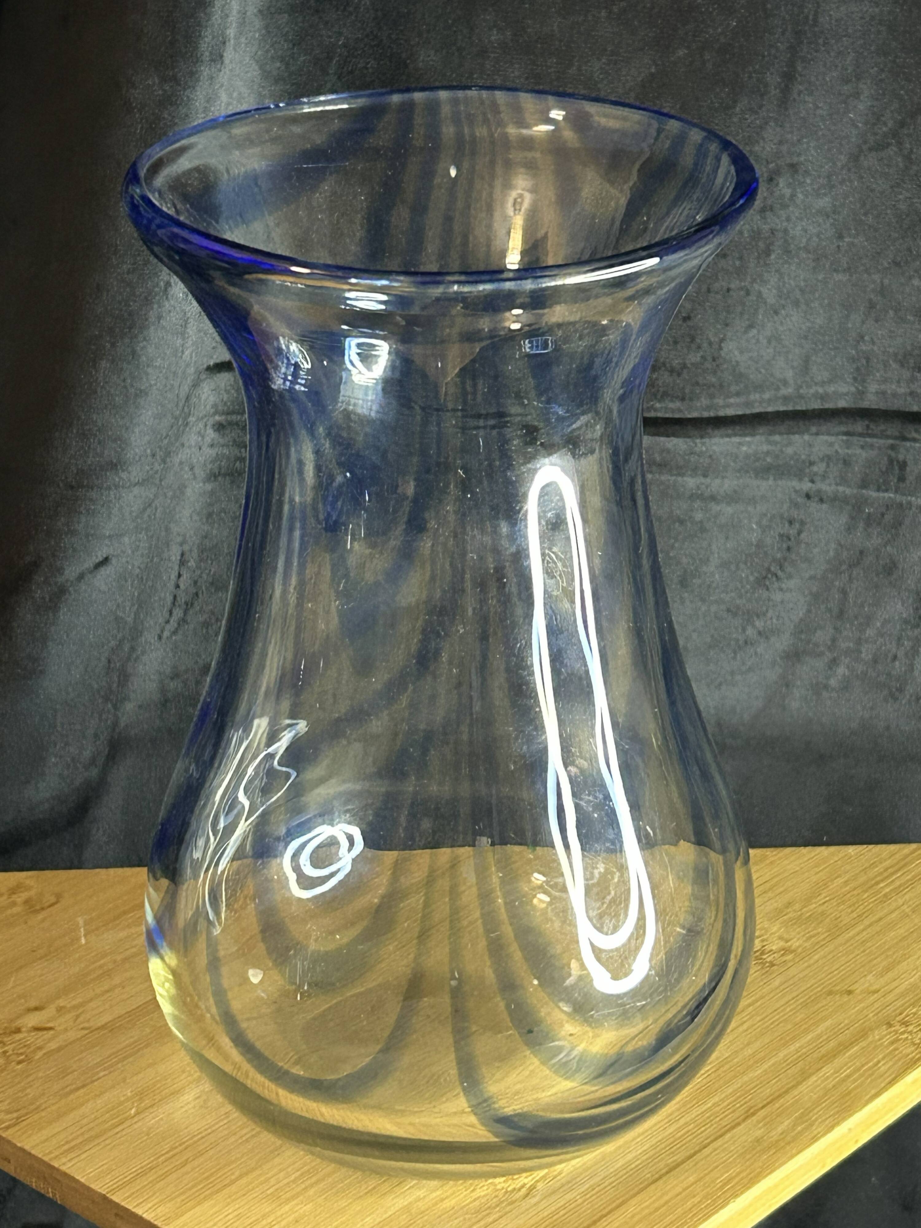 Vase Biot en verre soufflé à inclusions bleues – France vintage – H 23 cm