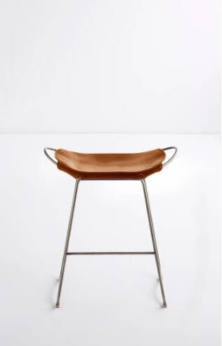 5 contemporary sculptural bar stools in metal, brass, and tobacco leather.