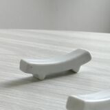 12 chopstick rests, white porcelain knife rests.