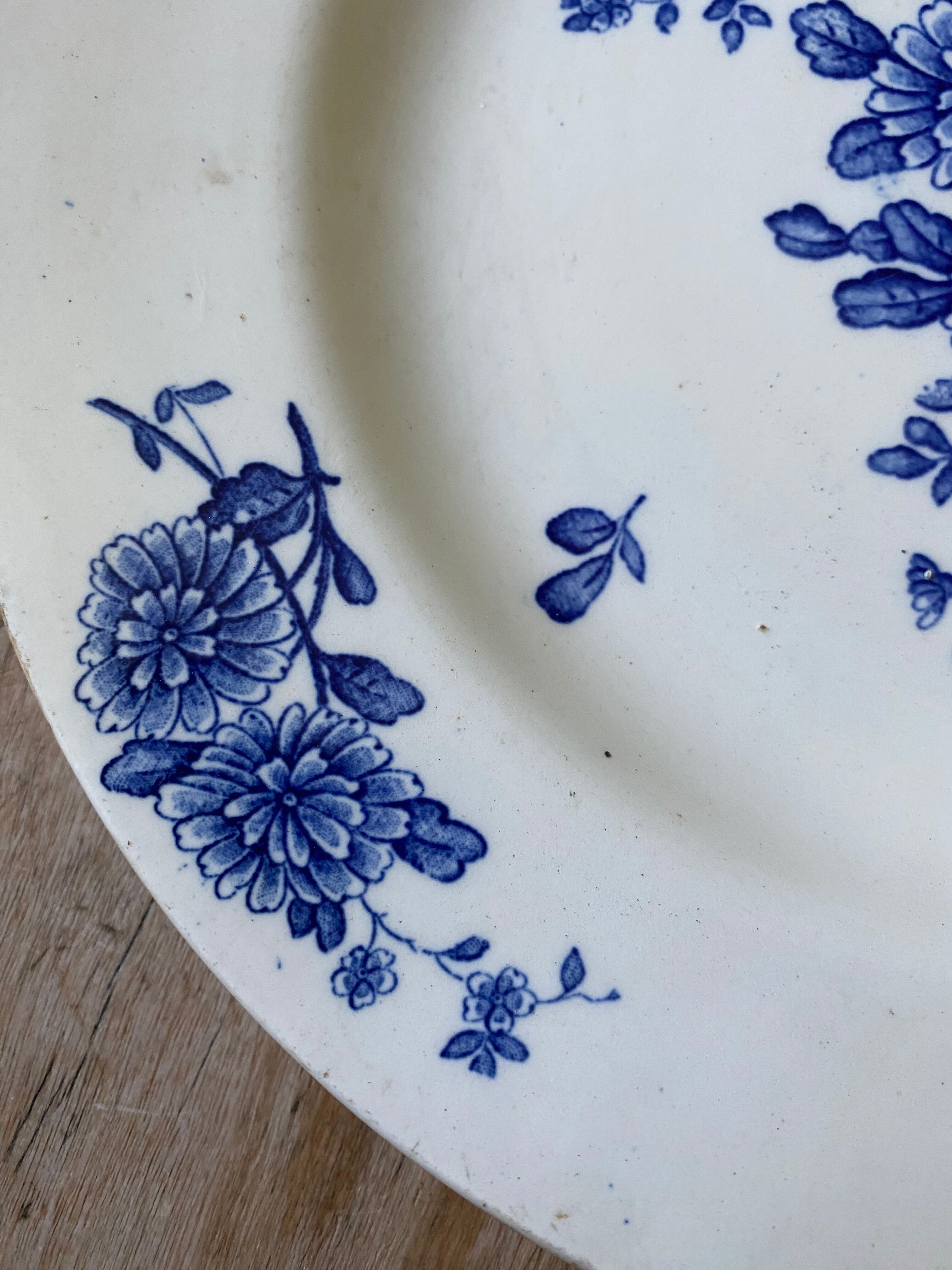 Assiette décor floral bleu KG Luneville