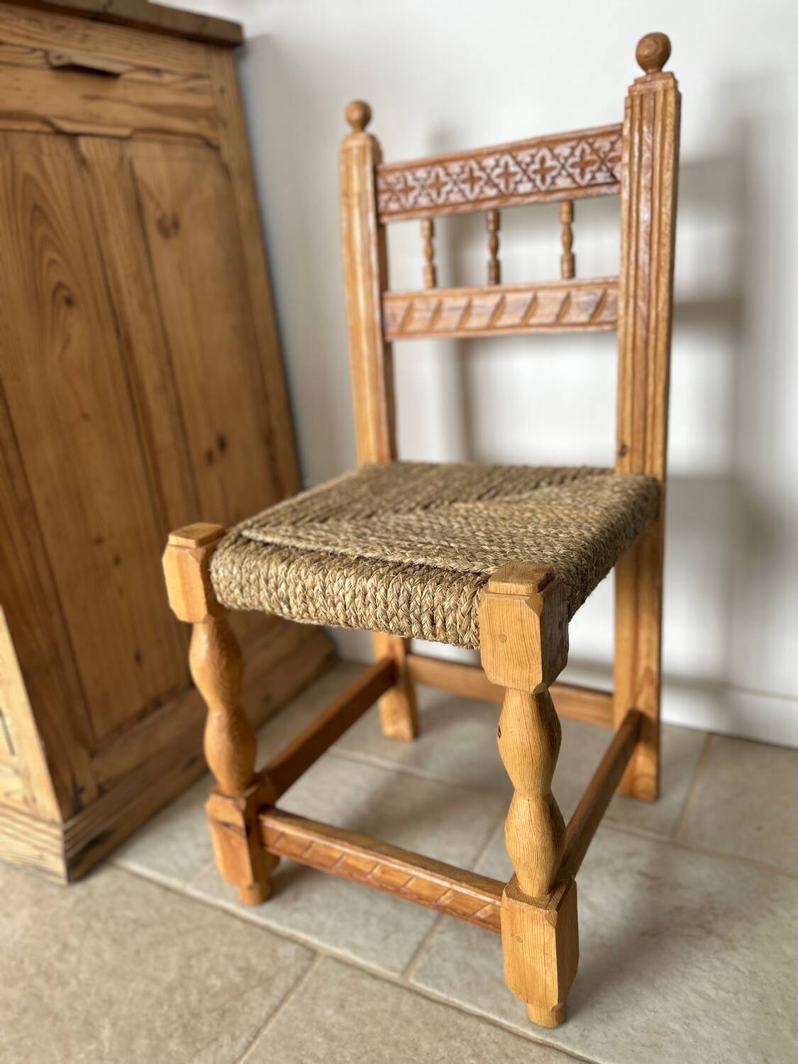 Chaise sculptée début XXe