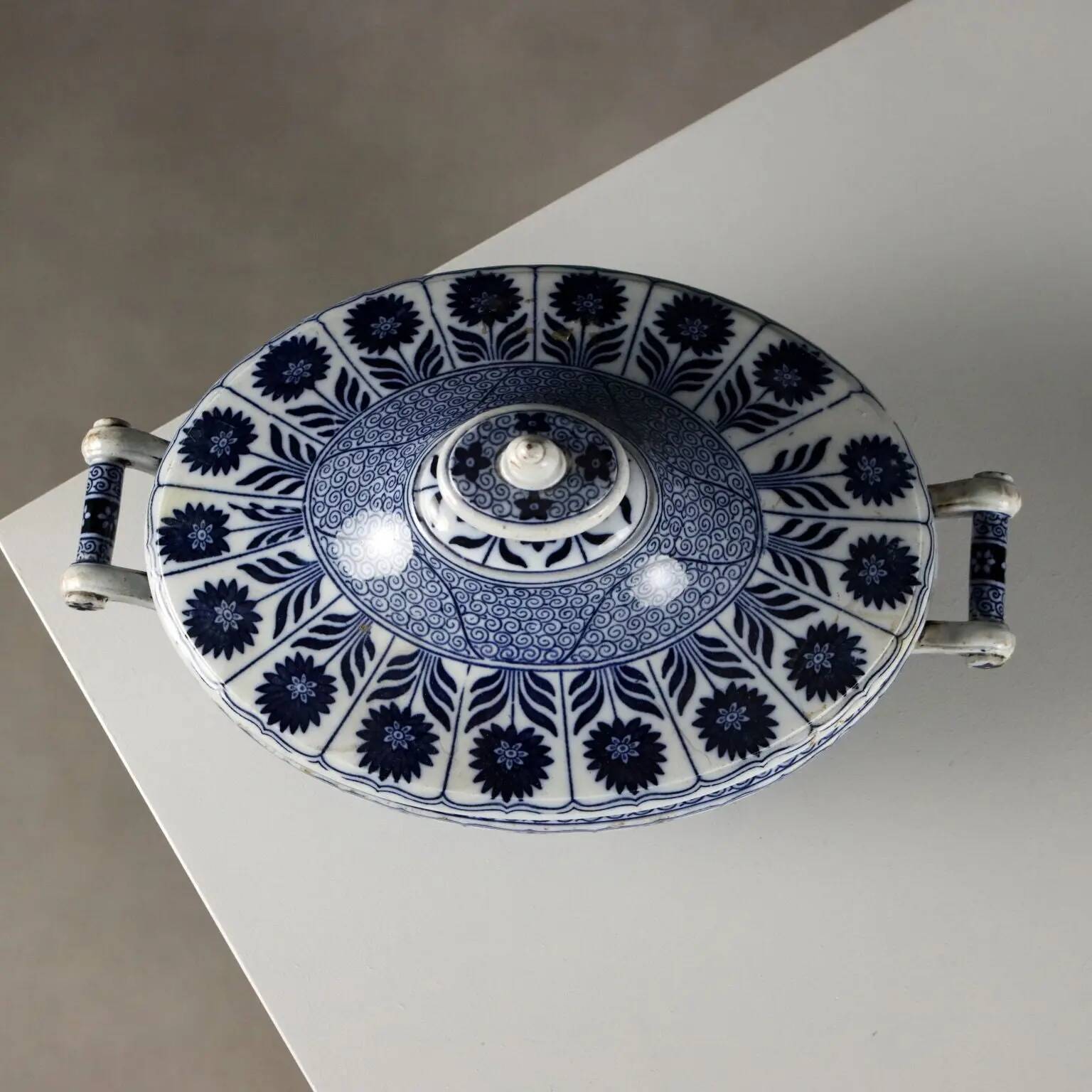 Antique vegetable dish in porcelain, Minton factory, England 1800s.