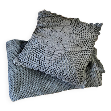 Dessus de lit en crochet bleu et son coussin vintage