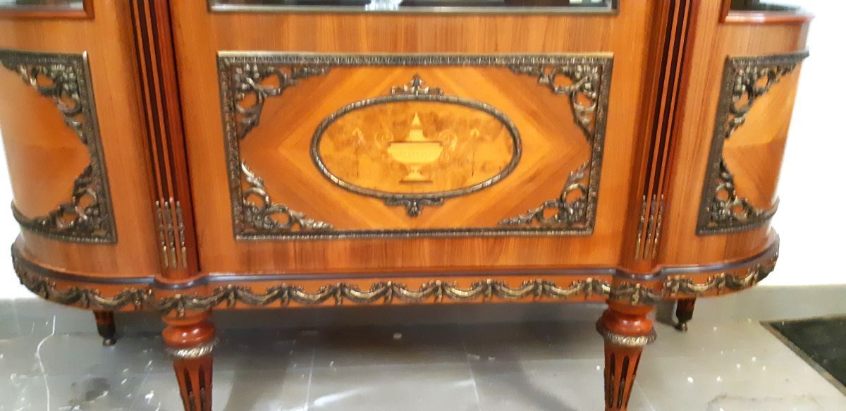 Showcase Louis XVI style, twentieth realization, signed cabinetmaking JP Ehalt of very good quality.