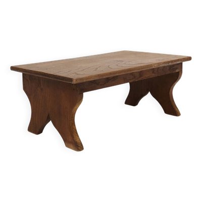 Petit tabouret en bois rustique avec base courbée, France, années 1900.