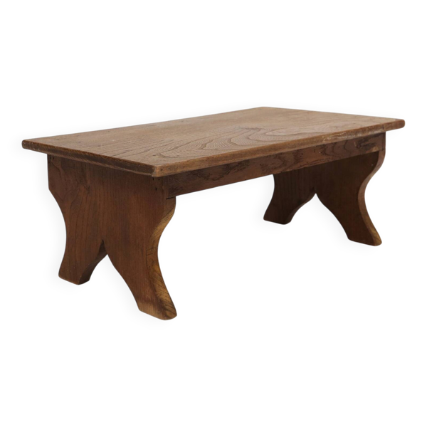 Petit tabouret en bois rustique avec base courbée, France, années 1900.