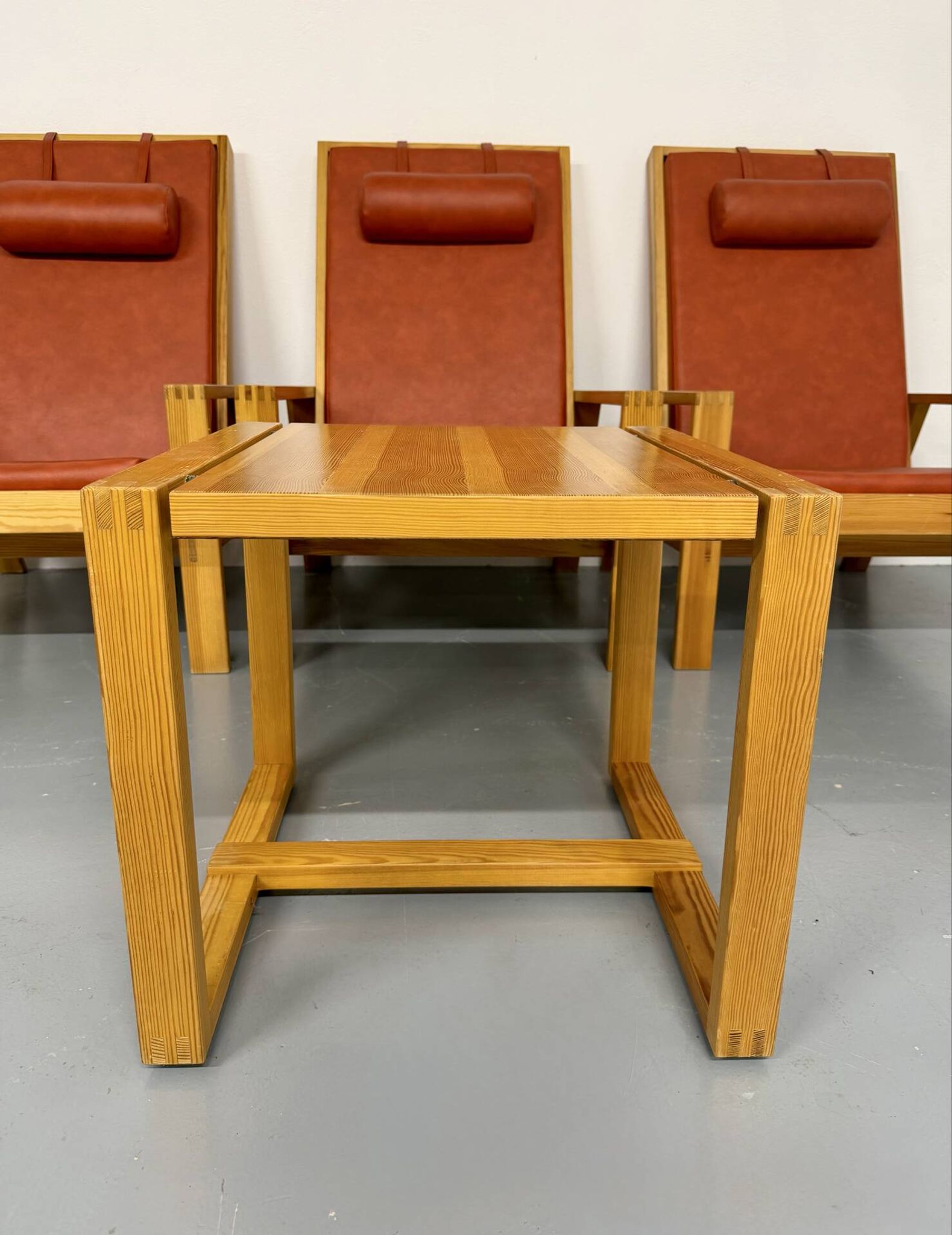 Scandinavian design lounge set in pine with 3 lounge chairs and a table from the 70s.