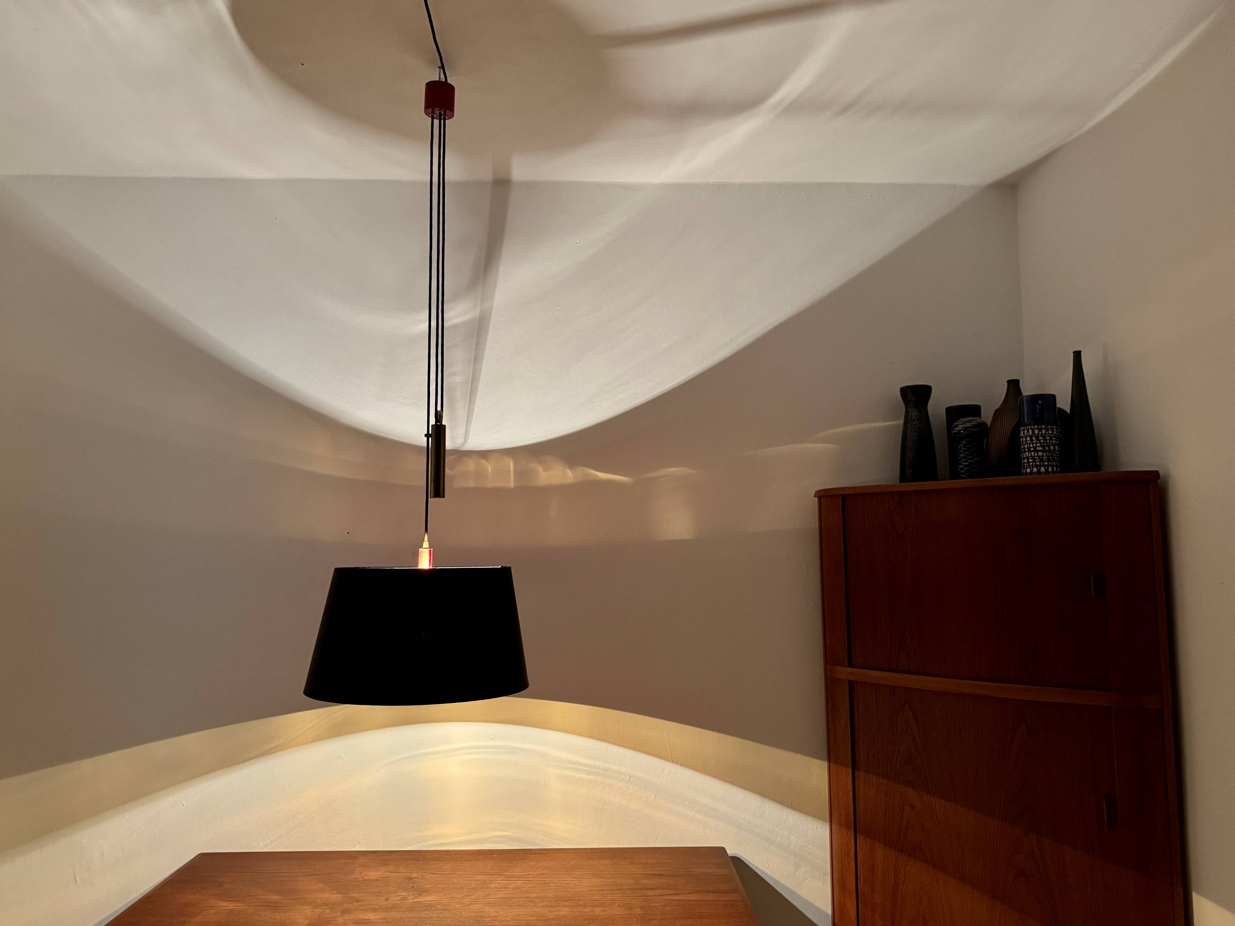 Adjustable Pendant Lamp with Counterweight