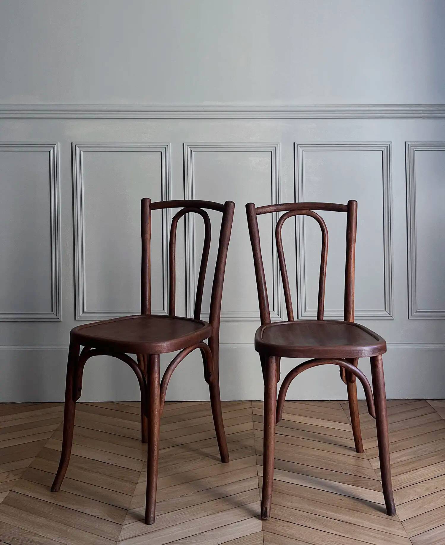 Chaises de style bistrot parisien