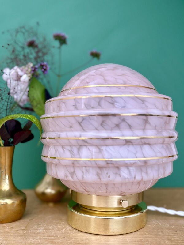 Lampe à poser globe vintage art déco en verre de Clichy rose et or
