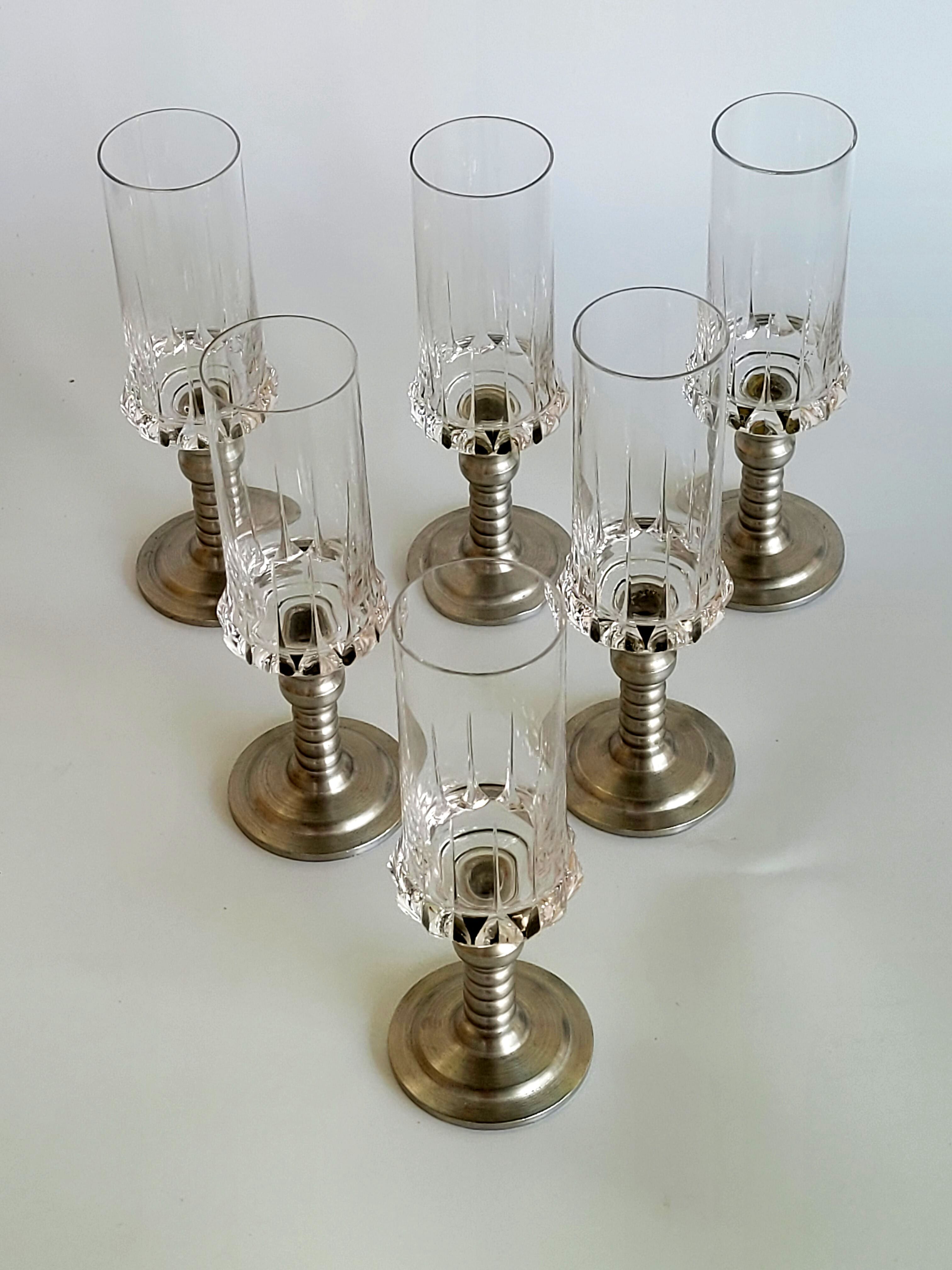 Série de six verre flute à champagne en cristal avec le pied en étain