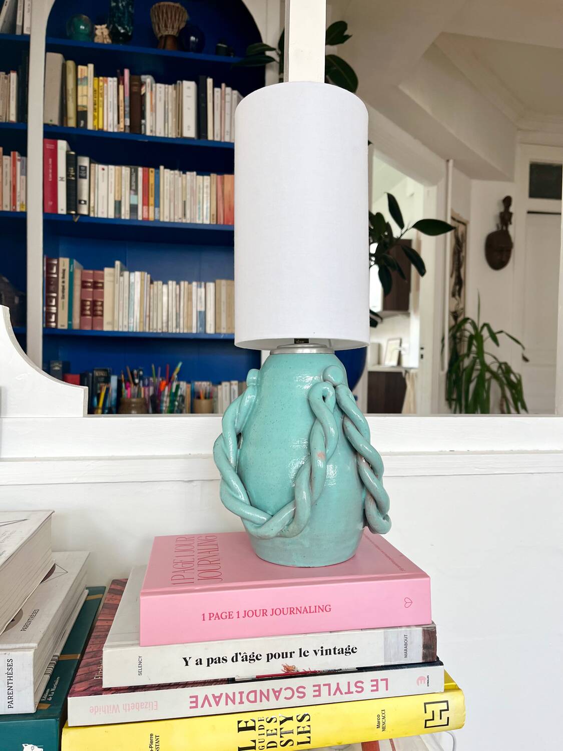 Lampe en céramique artisanale torsadée bleu