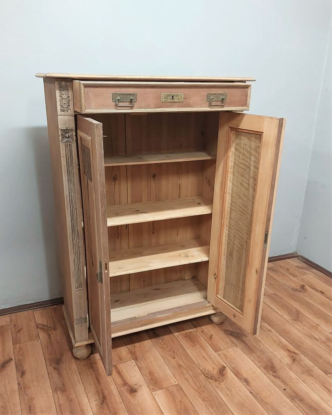 Art Nouveau chest of drawers in walnut