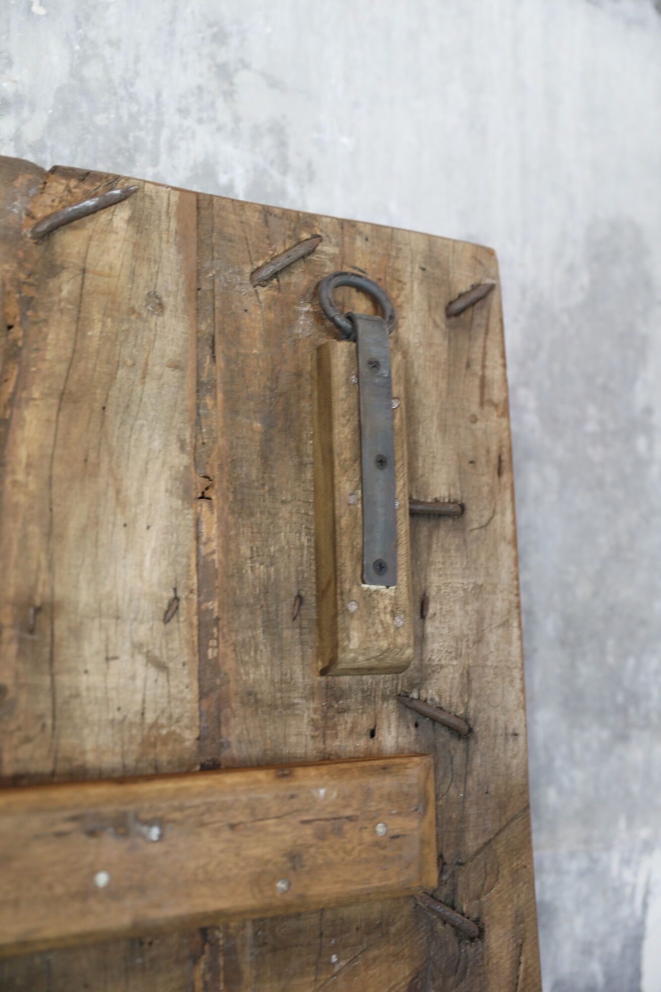 Porte indienne en teck naturelle et cabochons en laiton