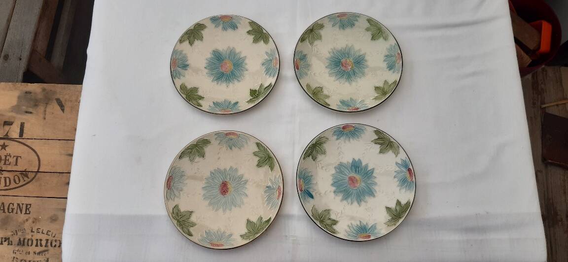 Lot de 4 assiettes en barbotine début XXème