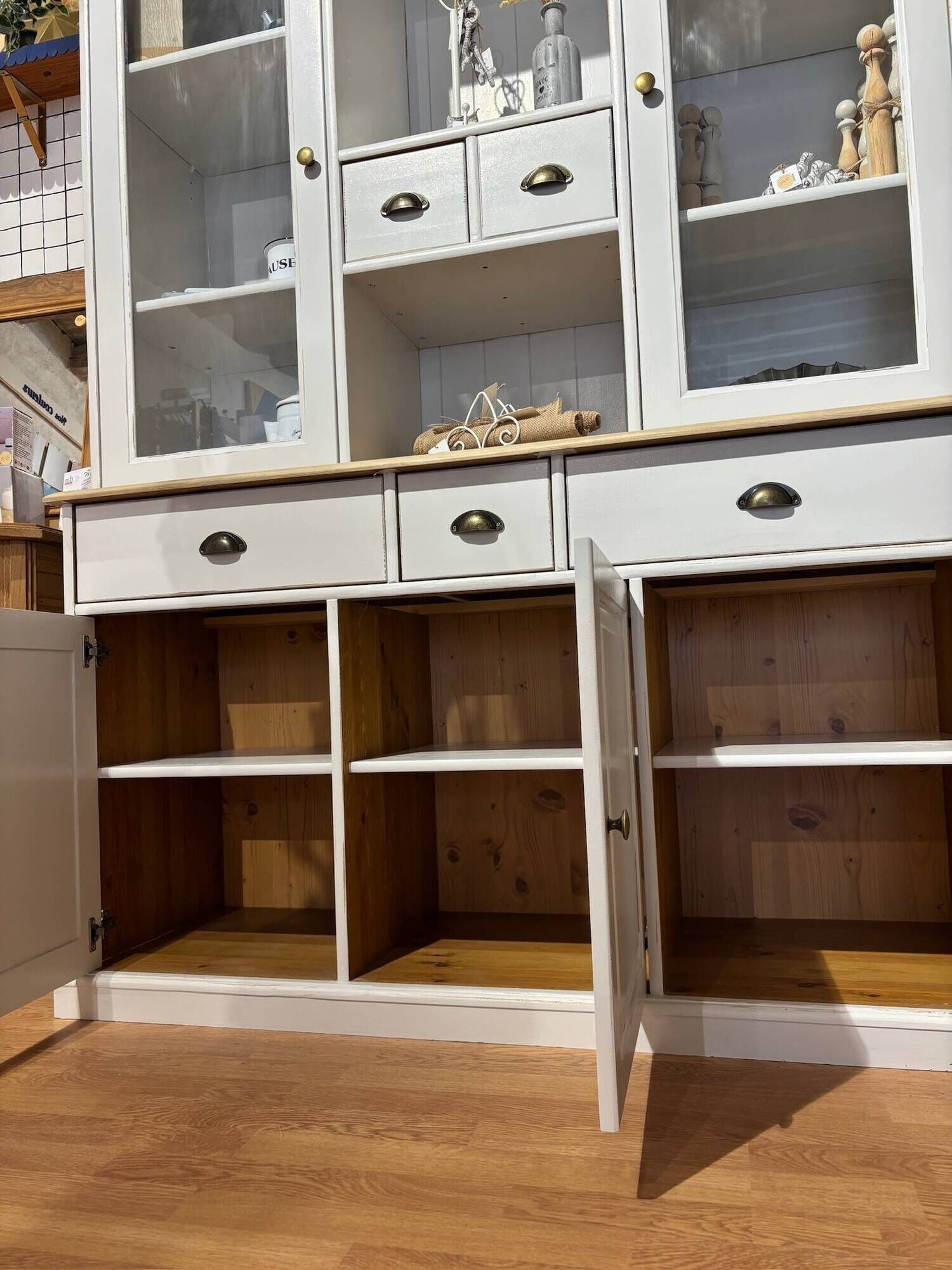 Buffet vitré en pin relooké