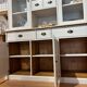 Buffet vitré en pin relooké