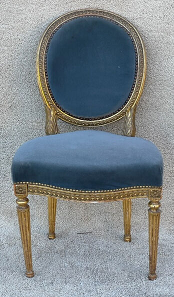 Chaise dorée