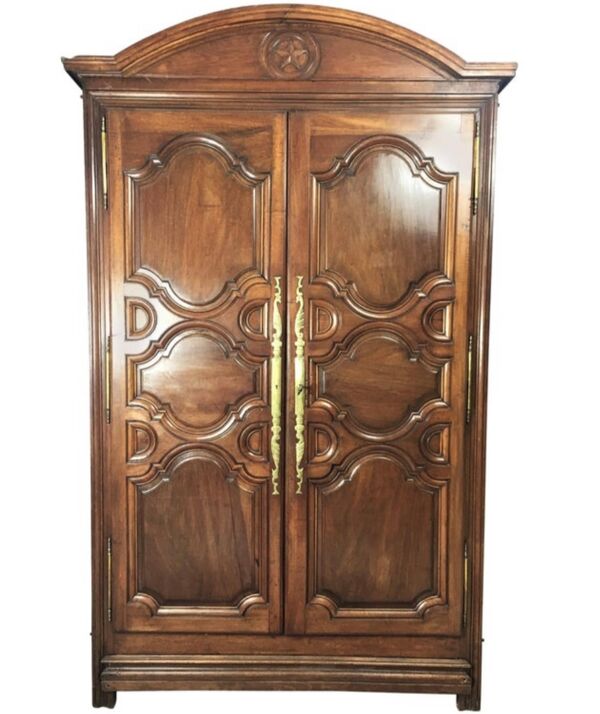 Armoire, d'époque Louis XVI, noyer, fin XVII-début XVIIIème siècle