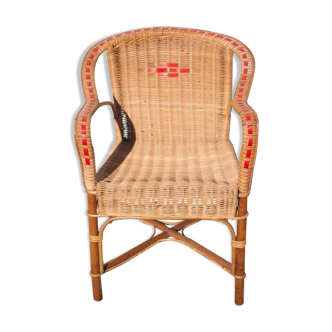 Fauteuil rotin vintage avec détails scoubidou rouge véranda, patio