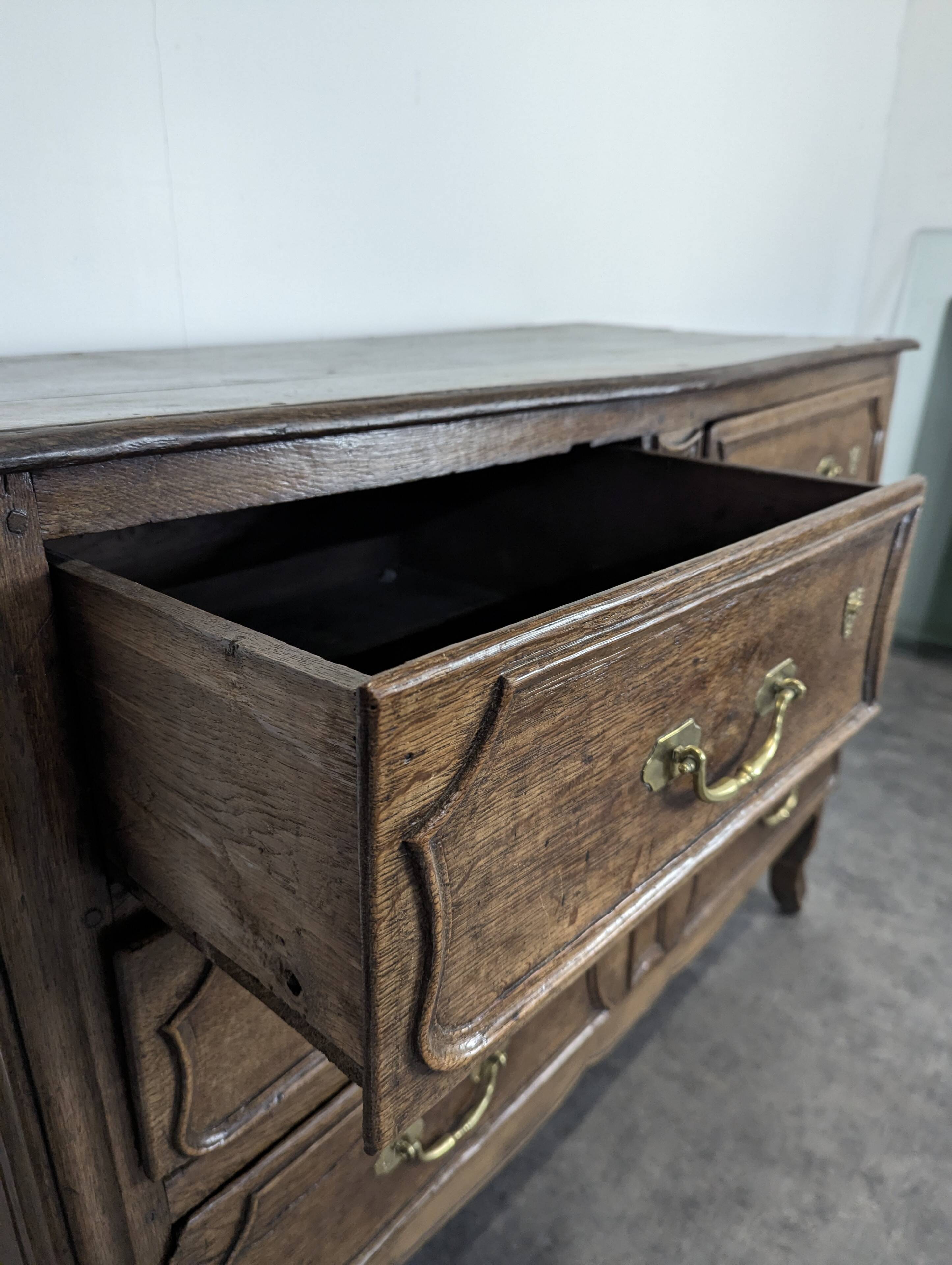 Provincial commode from the 18th century in oak